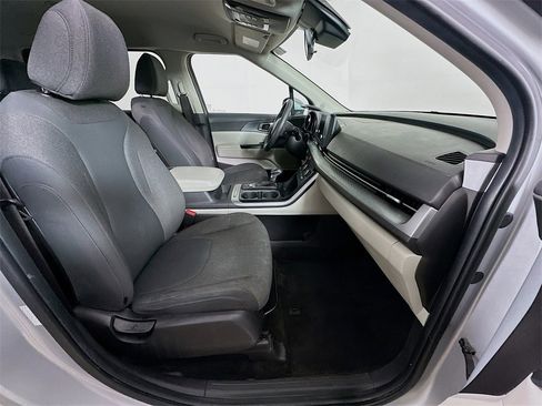 Certified 2022 Kia Carnival LX image 7