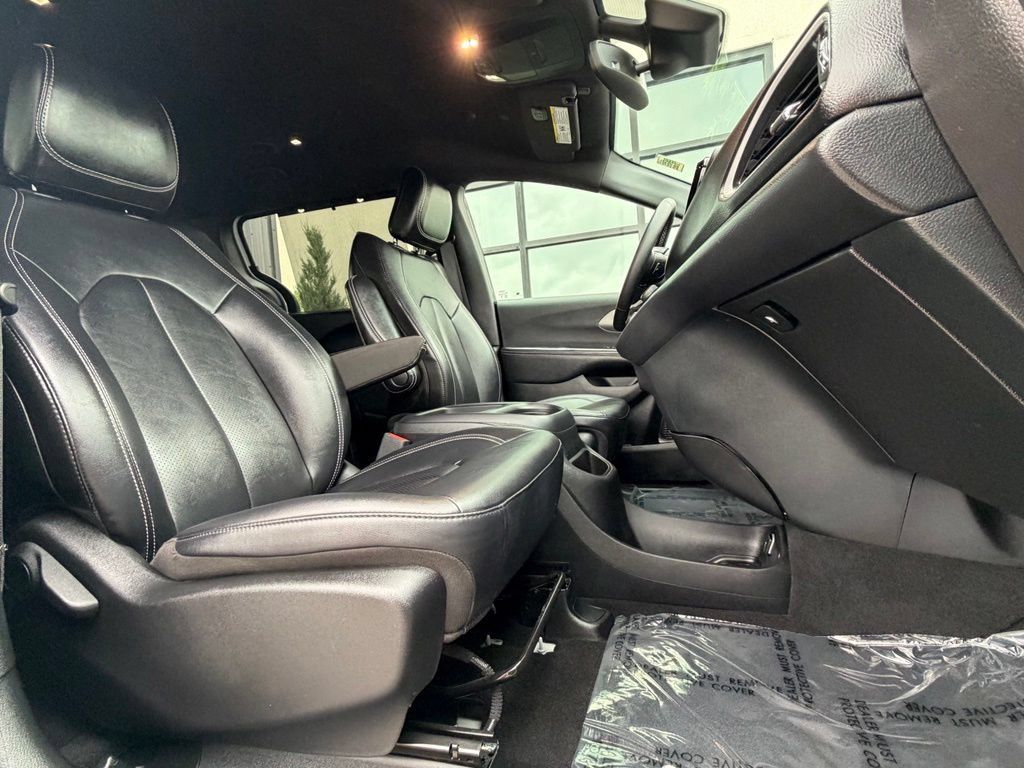 Used 2025 Chrysler Pacifica Select FWD image 21