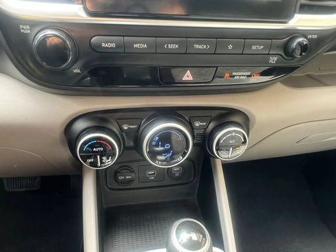 Used 2020 Hyundai Venue SEL FWD image 23