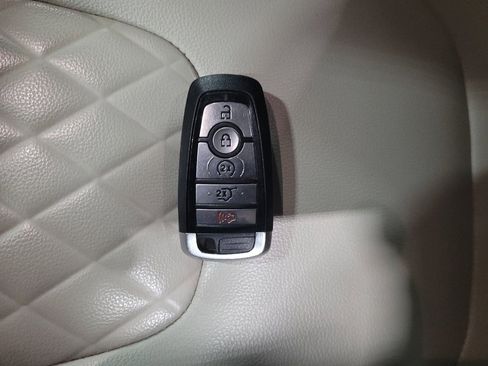 Used 2024 Ford Edge Titanium image 32