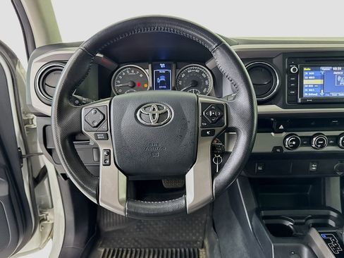 Used 2017 Toyota Tacoma SR5 w/ SR5 Appearance Package (SM) RWD image 11