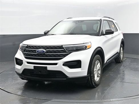 Used 2024 Ford Explorer XLT image 2