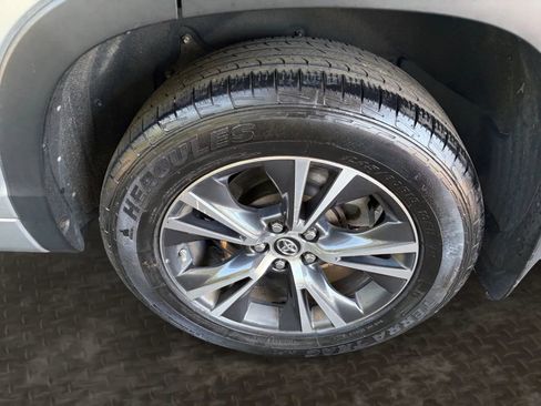 Used 2018 Toyota Highlander LE AWD/4WD image 36