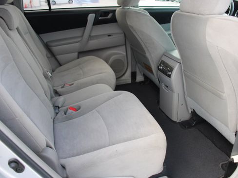 Used 2011 Toyota Highlander 2WD w/ Tech Pkg image 18