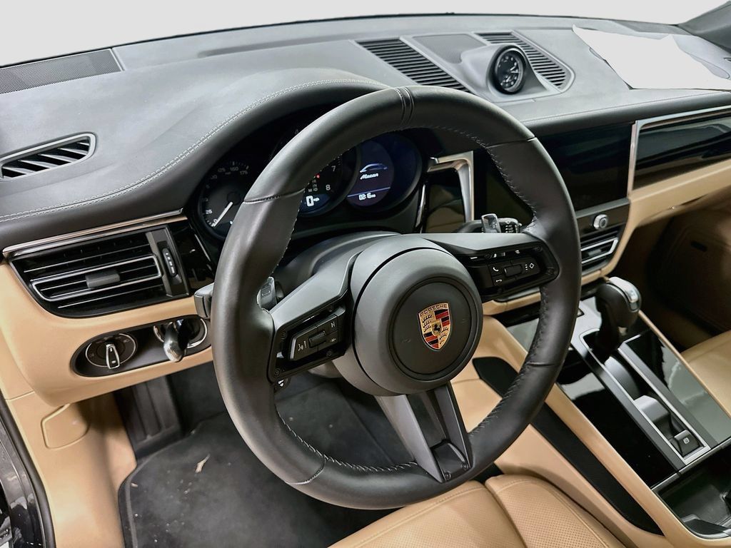 Certified 2025 Porsche Macan AWD/4WD image 4
