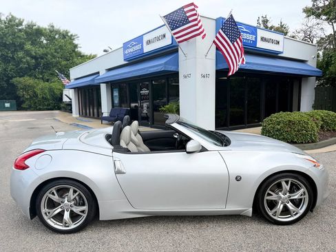 Used 2010 Nissan 370Z Touring w/ Sport Pkg RWD image 18