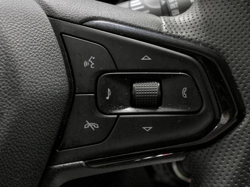 Used 2025 Chevrolet Trax LT FWD image 27