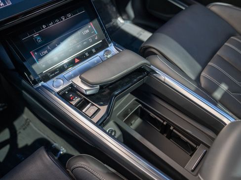 Used 2019 Audi e-tron Prestige w/ Prestige Package AWD/4WD image 18