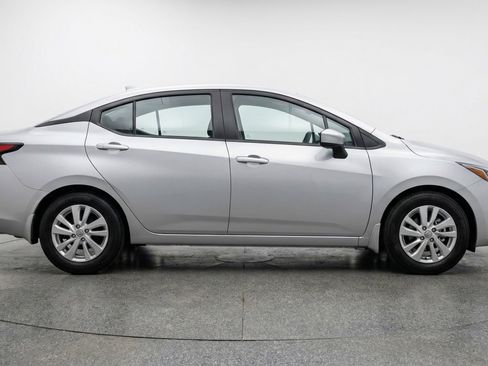 Used 2025 Nissan Versa SV image 8