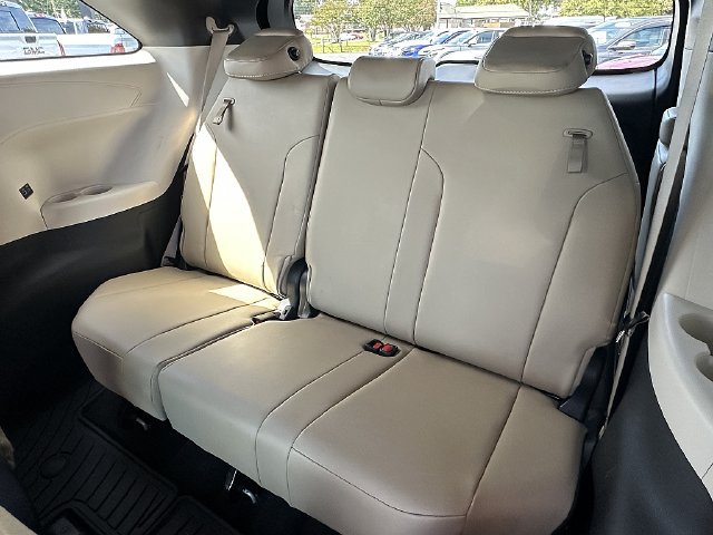 Used 2021 Toyota Sienna XLE FWD image 14