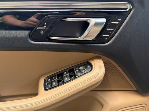 Used 2025 Porsche Macan image 12