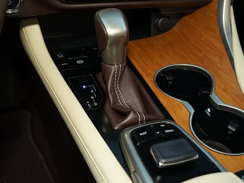 Used 2016 Lexus RX 450h AWD image 17