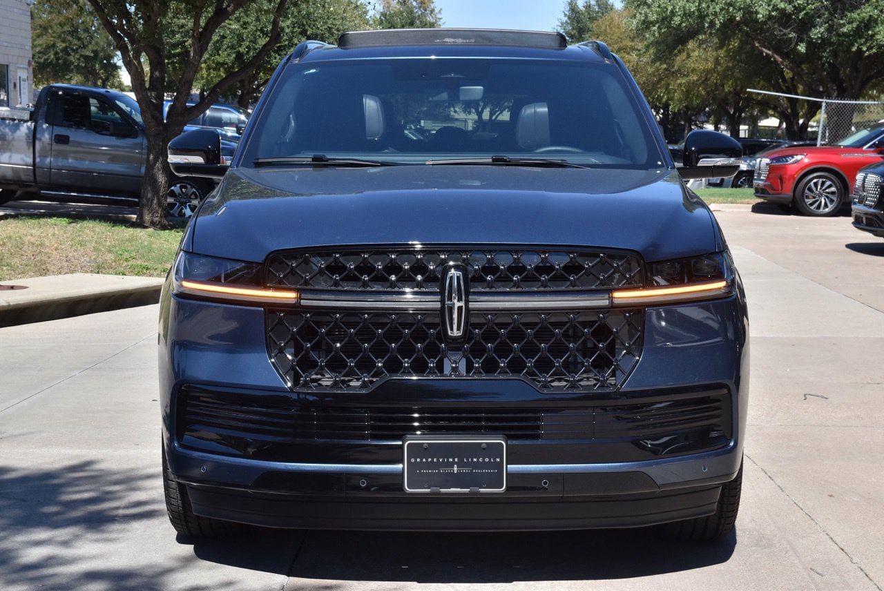 New 2027 Lincoln Navigator Reserve w/ Jet Appearance Package AWD/4WD image 2