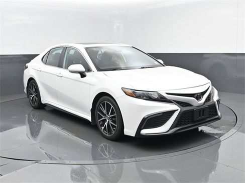 Used 2023 Toyota Camry SE w/ Cold Weather Package image 3