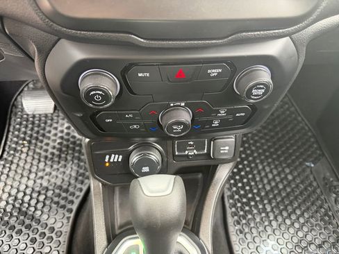 Certified 2020 Jeep Renegade Latitude w/ Cold Weather Group image 35