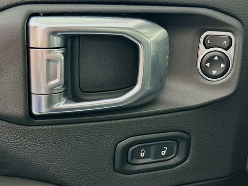 Used 2025 Jeep Wrangler Sahara image 15