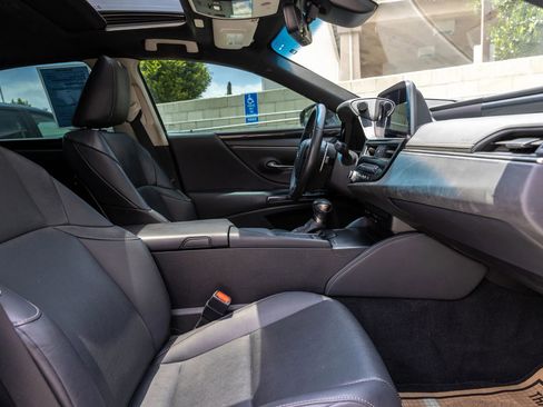 Used 2022 Lexus ES 300h w/ Accessory Package FWD image 29