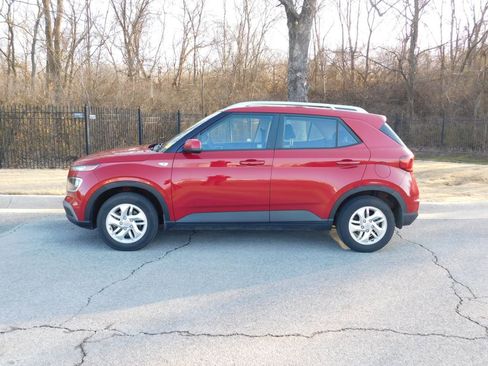 Used 2020 Hyundai Venue SEL image 2