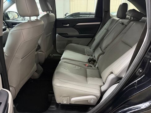 Used 2017 Toyota Highlander XLE AWD/4WD image 13