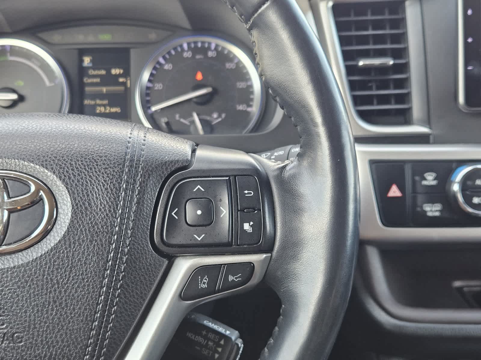 Used 2019 Toyota Highlander Limited Platinum w/ Carpet Mat Package (TMS) AWD/4WD image 46