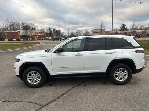 Certified 2025 Jeep Grand Cherokee Laredo w/ Luxury Tech Group I image 6