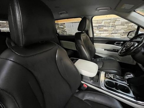 Used 2024 Kia Carnival EX FWD image 17