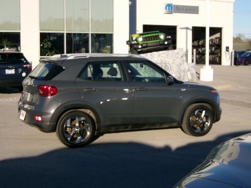 Used 2024 Hyundai Venue SEL FWD image 3