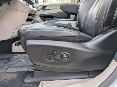 Used 2024 Chrysler Pacifica Touring-L FWD image 14