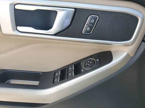 Used 2022 Ford Explorer XLT image 29