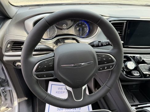 Used 2026 Chrysler Pacifica Limited FWD image 19