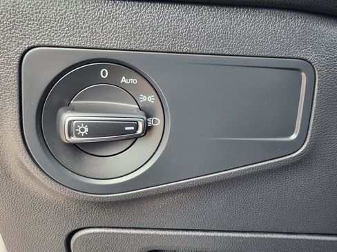 Used 2021 Volkswagen Tiguan SE w/ Panoramic Sunroof Package image 11