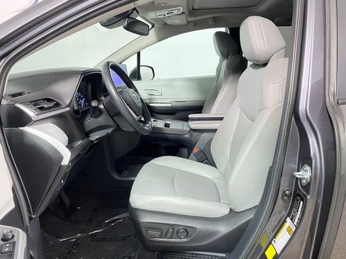Used 2025 Toyota Sienna XLE FWD image 12
