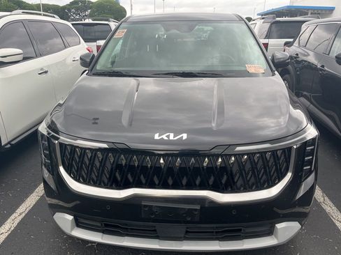 Used 2025 Kia Carnival image 2