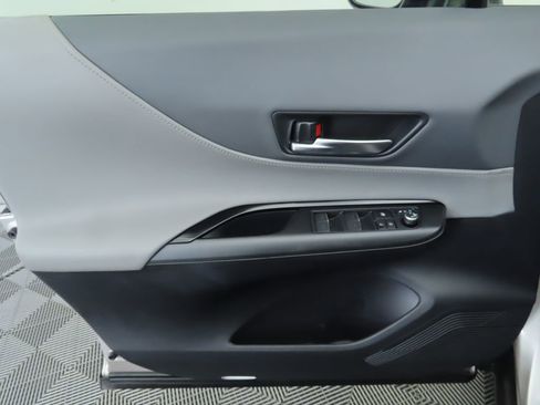 Used 2021 Toyota Venza LE image 24