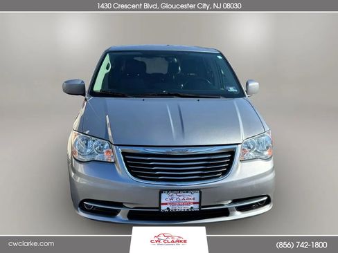 Used 2016 Chrysler Town & Country Touring image 3