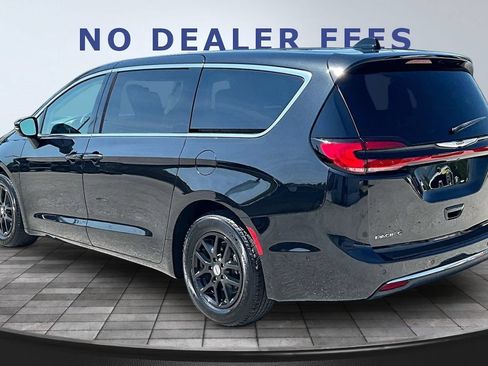 Used 2023 Chrysler Pacifica Touring-L FWD image 4