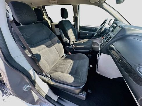 Used 2020 Dodge Grand Caravan SE FWD image 28