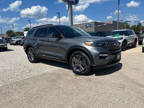 Used 2024 Ford Explorer XLT w/ Equipment Group 202A AWD/4WD image 2