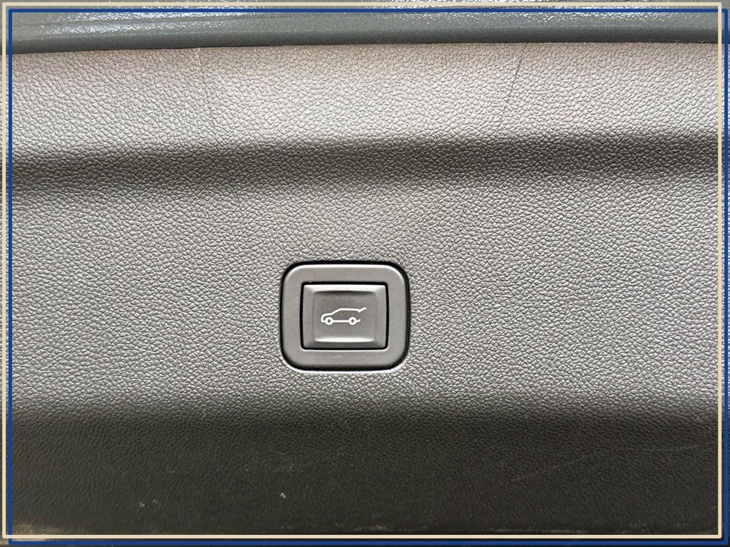 Certified 2025 Chevrolet Suburban Premier AWD/4WD image 35