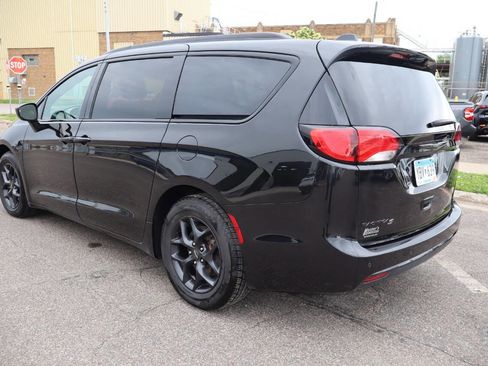 Used 2019 Chrysler Pacifica Touring-L w/ S Appearance Package FWD image 4