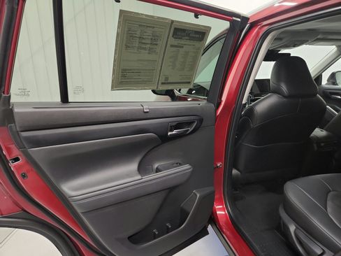 Used 2024 Toyota Highlander XLE FWD image 24