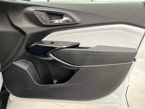 Used 2025 Chevrolet Trax LT w/ LT Convenience Package image 24