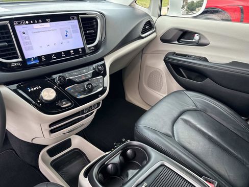 Used 2022 Chrysler Pacifica Touring-L FWD image 22