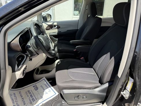 Used 2023 Chrysler Voyager LX FWD image 11