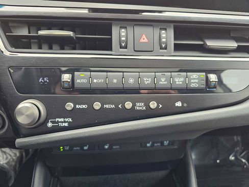 Used 2025 Lexus ES 300h w/ Premium Package FWD image 29