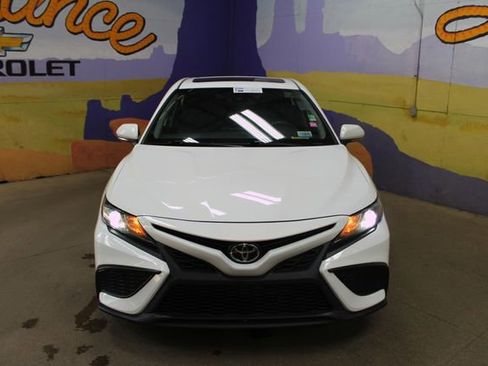 Used 2021 Toyota Camry SE FWD image 3