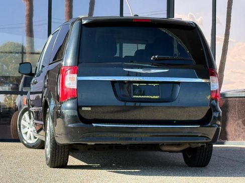 Used 2016 Chrysler Town & Country Touring FWD image 8