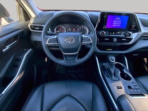 Used 2023 Toyota Highlander XLE FWD image 6