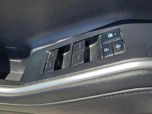 Used 2021 Toyota Highlander LE FWD image 21