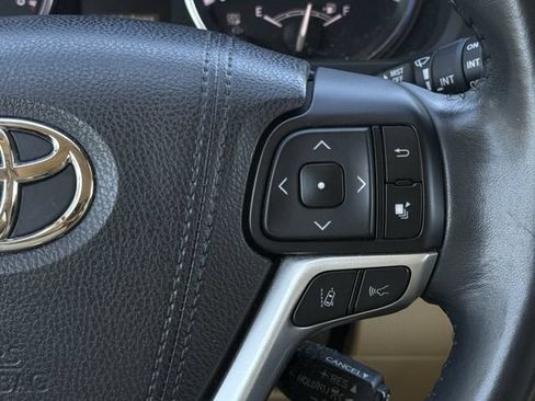 Used 2017 Toyota Highlander XLE FWD image 16